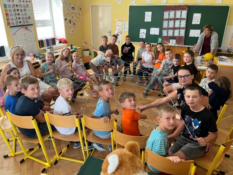 KAMARÁDI POD JEDNOU STŘECHOU KAMARÁDI POD JEDNOU STŘECHOU